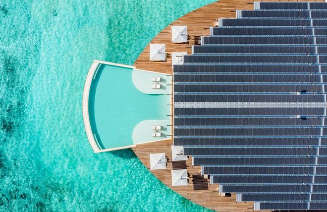 Tham quan khu nghỉ dưỡng xa hoa trên đảo nhân tạo với hệ thống pin Mặt Trời ngay trên mái nhà tại Maldives - Ảnh 2.