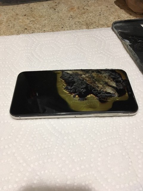 iPhone Xs Max đột nhiên bốc cháy khi đang để trong túi quần của một người đàn ông - Ảnh 1.