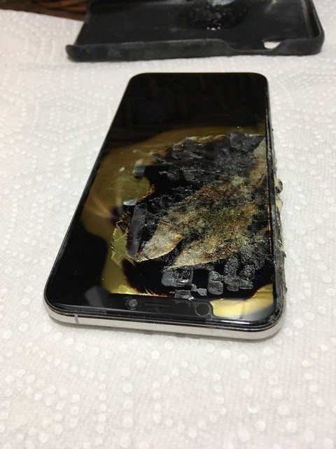 iPhone Xs Max đột nhiên bốc cháy khi đang để trong túi quần của một người đàn ông - Ảnh 2.