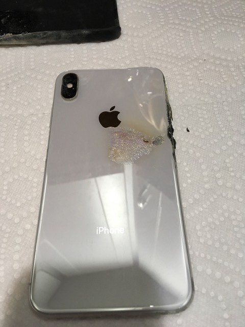 iPhone Xs Max đột nhiên bốc cháy khi đang để trong túi quần của một người đàn ông - Ảnh 3.