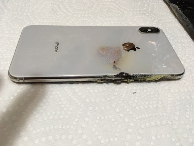 iPhone Xs Max đột nhiên bốc cháy khi đang để trong túi quần của một người đàn ông - Ảnh 4.