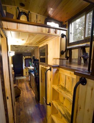 Anh chàng này biến một toa xe lửa cũ thành một căn nhà nhỏ sang trọng tuyệt đẹp - Ảnh 1.