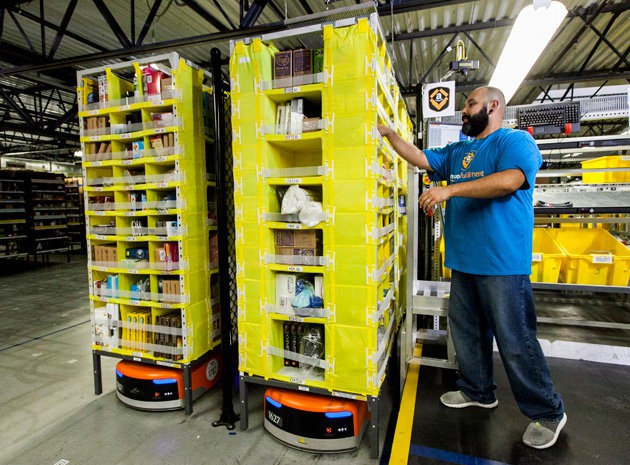 Amazon chế tạo thiết bị đặc biệt giúp công nhân không bị robot đâm phải - Ảnh 2.