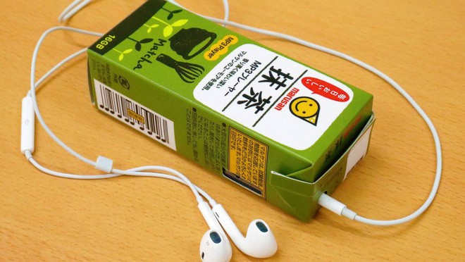 Tưởng đùa mà thật: Lấy ý tưởng từ sự lơ đãng của học sinh, công ty Nhật chế luôn máy nghe nhạc trong vỏ hộp sữa - Ảnh 3.