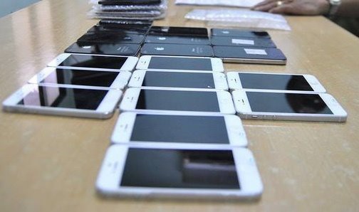Hơn 500 chiếc smartphone buôn lậu bị bắt giữ ngày gần Tết - Ảnh 1.