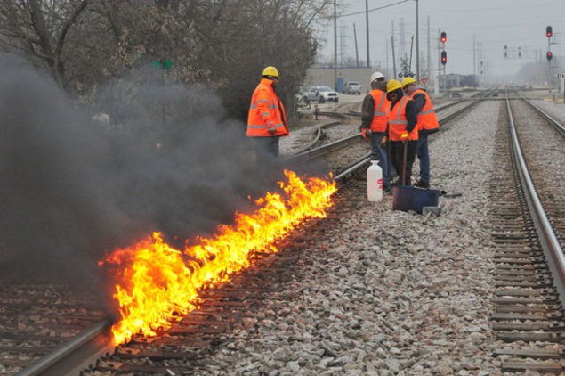 Chicago: Trời quá lạnh, nhân viên đem dầu hoả ra đốt để sưởi ấm đường ray - Ảnh 1.