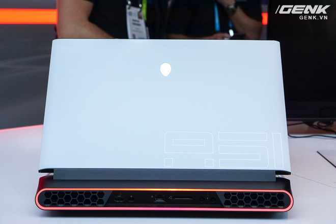 [CES 2019] Dell trình làng laptop Alienware Area m51 với cấu hình khủng, thiết kế cyberpunk, giá từ 2.550 USD - Ảnh 1.