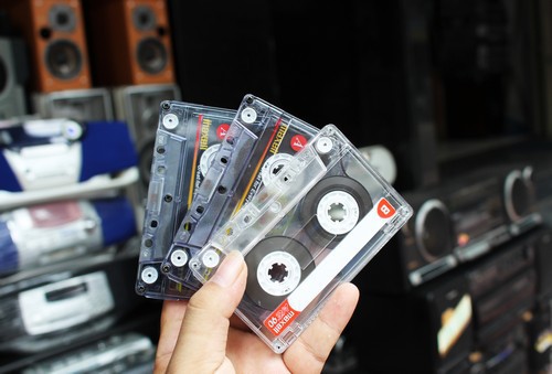 Thị trường băng cassette đang lao đao vì thiếu nguyên liệu sản xuất - Ảnh 1.