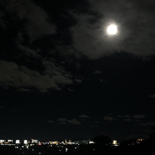 Trái ngược với bầu trời tím dự báo điềm dữ trước khi Hagibis đổ bộ, dân Nhật hứng khởi với cảnh quang đãng, trăng sáng rực khi siêu bão đi qua - Ảnh 11.