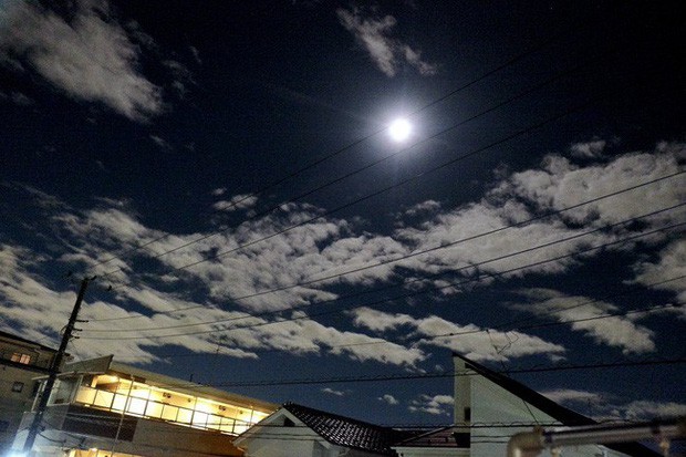 Trái ngược với bầu trời tím dự báo điềm dữ trước khi Hagibis đổ bộ, dân Nhật hứng khởi với cảnh quang đãng, trăng sáng rực khi siêu bão đi qua - Ảnh 5.