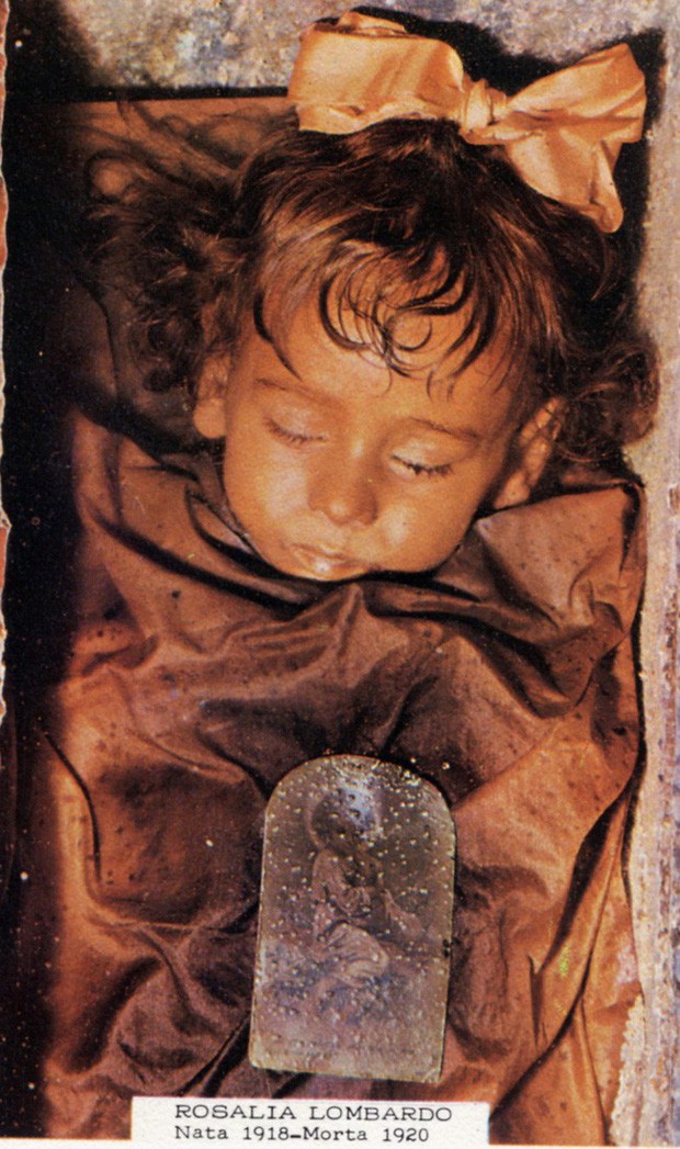 Bí ẩn về thiên thần say ngủ: Xác ướp bé gái gần trăm năm vẫn còn chớp mắt khiến ai cũng lạnh người - Ảnh 2.