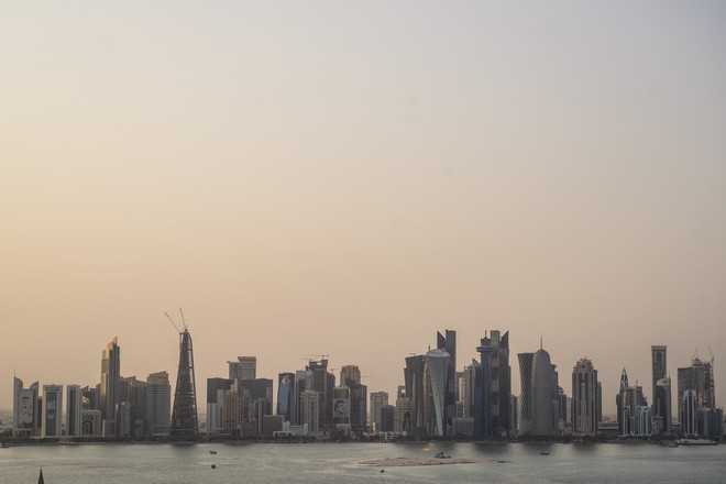 Đẳng cấp chơi trội: Trời nóng 50 độ C, Qatar lắp luôn điều hòa nhiệt độ khồng lồ ngoài trời để người dân thấy mát mẻ hơn - Ảnh 1.