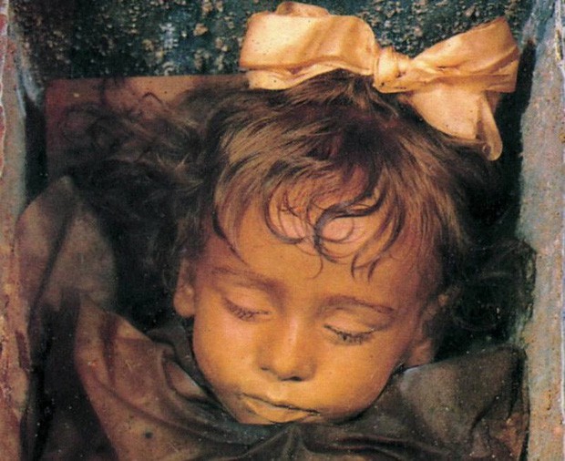 Bí ẩn về thiên thần say ngủ: Xác ướp bé gái gần trăm năm vẫn còn chớp mắt khiến ai cũng lạnh người - Ảnh 4.