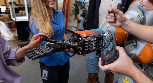 Công ty được Microsoft mua lại giá gần 1 tỷ USD, Elon Musk từng tham gia sáng lập: Thiết kế bàn tay robot tự học cách chơi rubik, kỳ vọng robot tương lai trông giống con người - Ảnh 1.