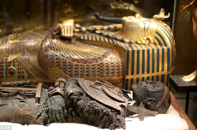 Mysterious deaths after opening the tomb of Pharaoh Tutankhamun - Photo 6.