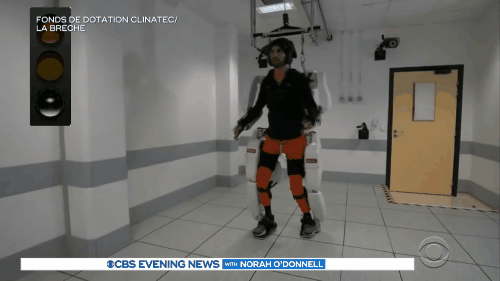 Nhờ bộ ngoại xương - exoskeleton điều khiển bằng sóng não, người đàn ông liệt từ vai xuống đã có thể đi lại được - Ảnh 4.