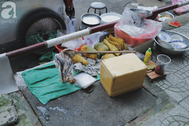  Câu chuyện kỳ lạ về tình mẫu tử của người phụ nữ bán trái cây và chú vịt biết làm nũng ở Sài Gòn - Ảnh 11.