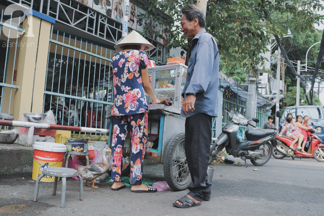  Câu chuyện kỳ lạ về tình mẫu tử của người phụ nữ bán trái cây và chú vịt biết làm nũng ở Sài Gòn - Ảnh 14.
