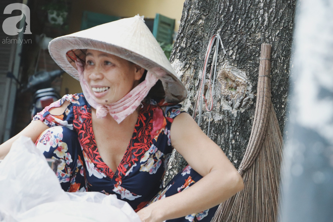  Câu chuyện kỳ lạ về tình mẫu tử của người phụ nữ bán trái cây và chú vịt biết làm nũng ở Sài Gòn - Ảnh 3.