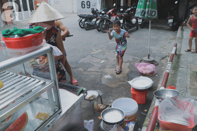 Câu chuyện kỳ lạ về tình mẫu tử của người phụ nữ bán trái cây và chú vịt biết làm nũng ở Sài Gòn - Ảnh 8.