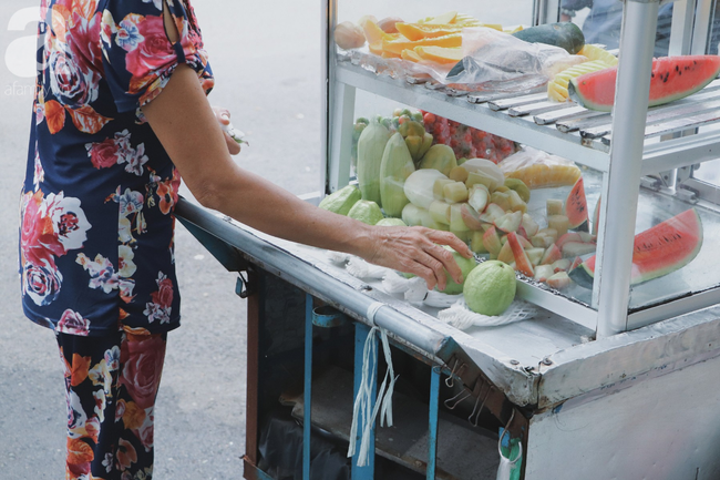  Câu chuyện kỳ lạ về tình mẫu tử của người phụ nữ bán trái cây và chú vịt biết làm nũng ở Sài Gòn - Ảnh 9.