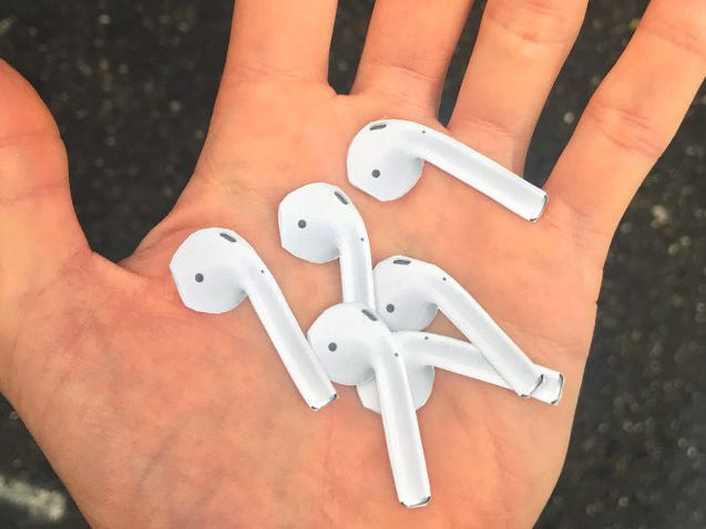 Một nghệ sĩ chơi khăm mọi người bằng cách để những miếng dán hình AirPods khắp mọi nơi - Ảnh 2.