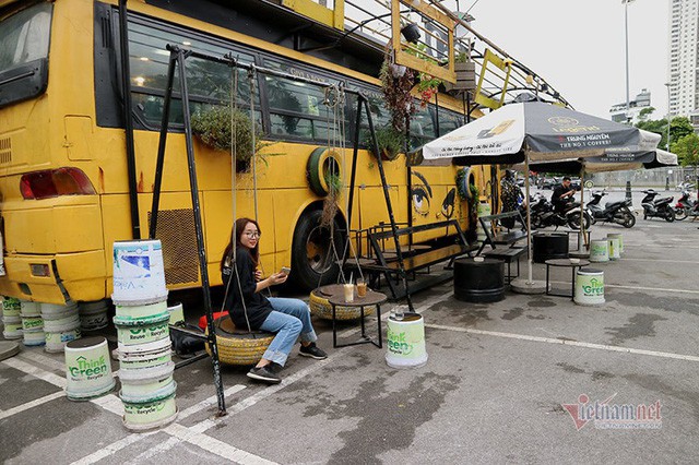 Xe buýt phế thải thành quán cà phê thân thiện môi trường - Ảnh 6.