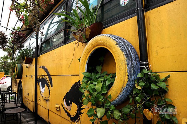 Xe buýt phế thải thành quán cà phê thân thiện môi trường - Ảnh 7.