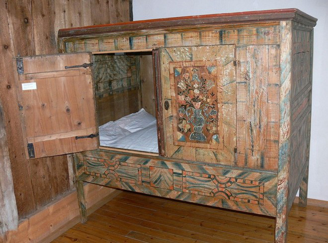 Tại sao nhiều người Châu Âu thời Trung cổ lại ngủ trong những chiếc giường hộp? - Ảnh 1.
