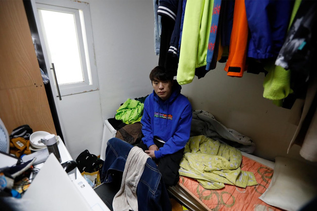 Chùm ảnh: Thảm cảnh của những thanh niên mang kiếp thìa bẩn ở Hàn Quốc - Ảnh 3.
