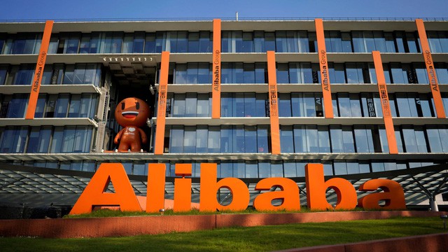 Thương mại điện tử chững lại, Amazon lao đao nhưng doanh thu của Alibaba vẫn tăng 40%, ông trùm SoftBank được an ủi - Ảnh 1.