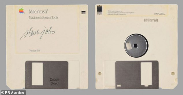 Nhờ Steve Jobs, chiếc đĩa mềm trông hết sức cũ kĩ này vừa được bán với giá gần 2 tỷ đồng - Ảnh 1.