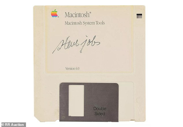 Nhờ Steve Jobs, chiếc đĩa mềm trông hết sức cũ kĩ này vừa được bán với giá gần 2 tỷ đồng - Ảnh 2.