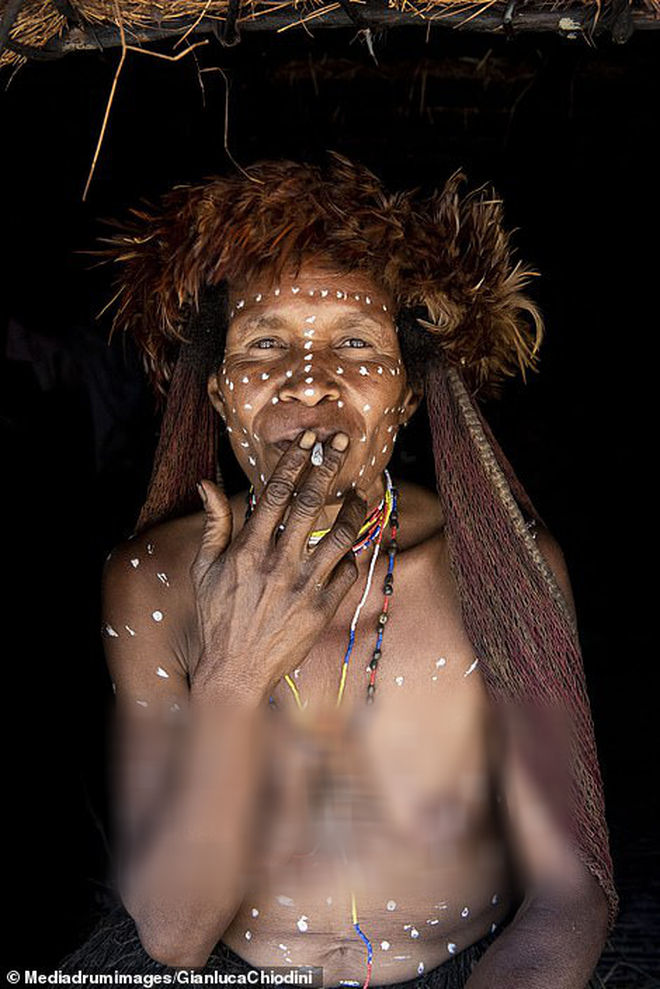 Bộ tộc có tập tục mai táng kỳ lạ nhất thế giới: Hun khói tổ tiên mỗi ngày để bảo quản xác, phụ nữ phải chặt một đốt tay khi người thân qua đời - Ảnh 6.