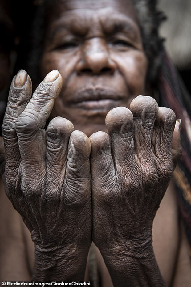 Bộ tộc có tập tục mai táng kỳ lạ nhất thế giới: Hun khói tổ tiên mỗi ngày để bảo quản xác, phụ nữ phải chặt một đốt tay khi người thân qua đời - Ảnh 10.