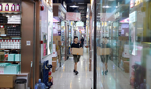  Hoa Cường Bắc - Khu chợ điện tử nổi tiếng nhất Trung Quốc nay bị nhuộm hồng bởi đồ mỹ phẩm - Ảnh 3.