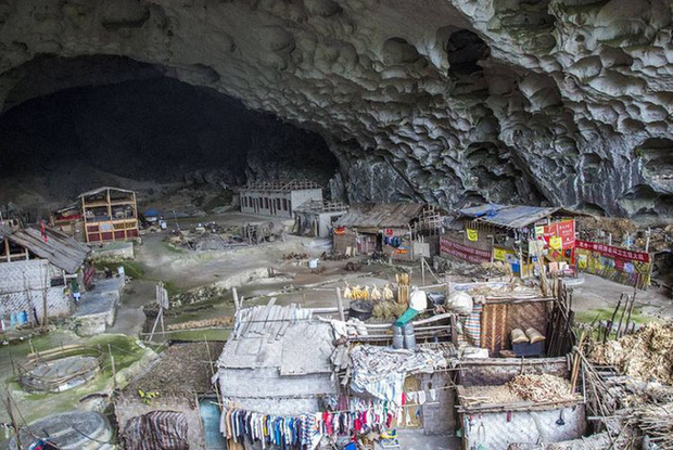 Ngôi làng đặc biệt của Trung Quốc: Khép kín hoàn toàn trong một hang động khổng lồ, chứa một trường học và khu du lịch sinh thái - Ảnh 1.