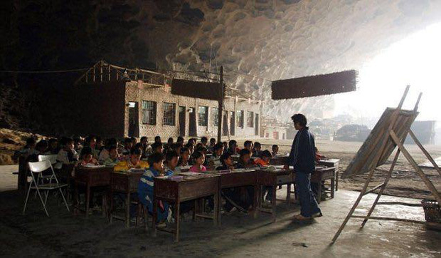 Ngôi làng đặc biệt của Trung Quốc: Khép kín hoàn toàn trong một hang động khổng lồ, chứa một trường học và khu du lịch sinh thái - Ảnh 4.