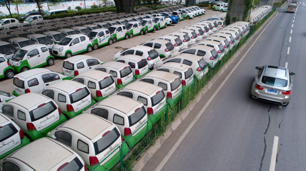 Giữa lúc bong bóng xe ô tô điện có thể sắp nổ tung, Trung Quốc đang gấp rút ra mắt chiếc xe hơi điện made in China đầu tiên - Ảnh 2.