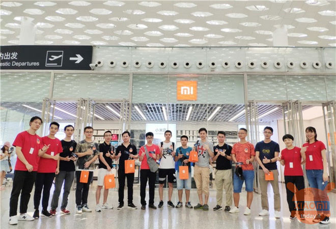  Khô máu với Huawei, Xiaomi mở cửa đồng loạt 100 cửa hàng tại Trung Quốc - Ảnh 1.