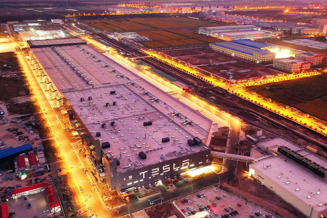 Từ một bãi sình lầy cô quạnh, nhà máy của Tesla ở Trung Quốc xuất xưởng chiếc xe đầu tiên trong chưa đầy 1 năm - Ảnh 2.