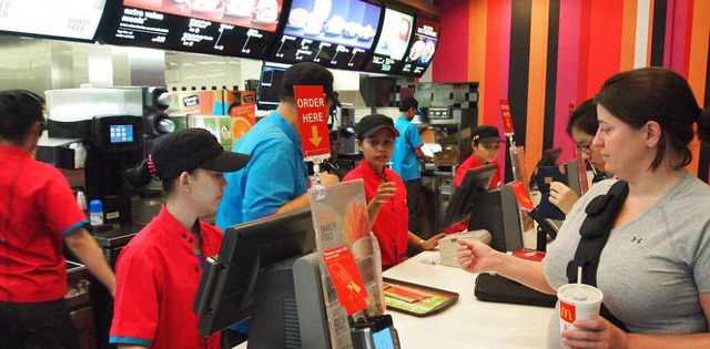 Mỗi lần vào McDonald’s, khách hàng sẽ được ăn 5 ‘cú lừa’ miễn phí: Sập bẫy từ menu đến quảng cáo giăng sẵn, bị ‘dắt mũi’ nhưng vẫn vui vẻ móc túi trả tiền! - Ảnh 2.
