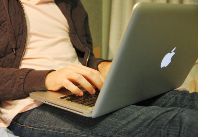 Nam giới hiện đại vô sinh nhiều vì thói quen dùng laptop này - Ảnh 1.