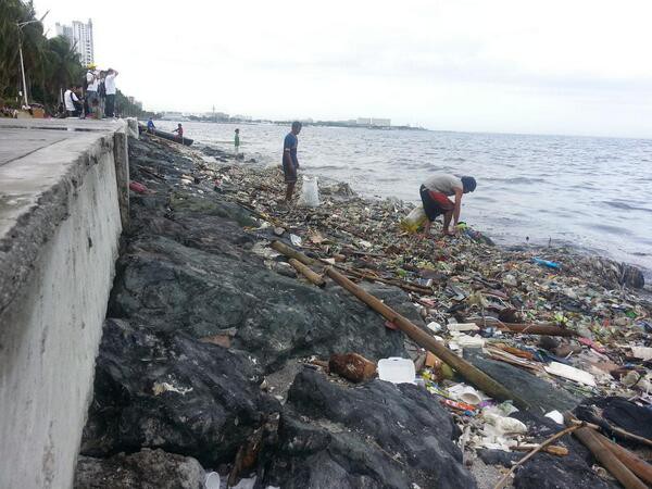 Tin tốt đầu năm mới: 5000 TNV chung tay dọn sạch 45 tấn rác để trả lại vẻ đẹp vốn có của vịnh Manila sau hàng chục năm ô nhiễm - Ảnh 1.