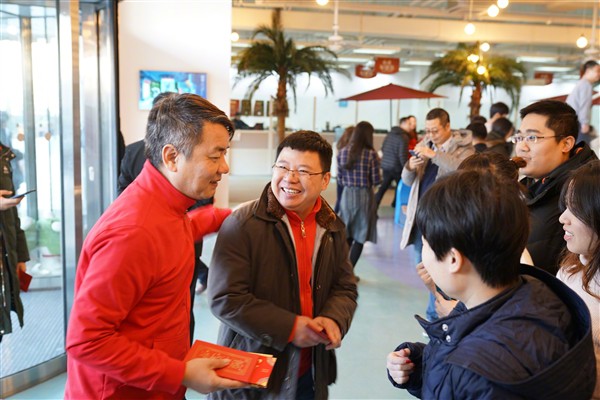 Cùng xem CEO Xiaomi Lei Jun lì xì cho nhân viên dịp năm mới - Ảnh 1.