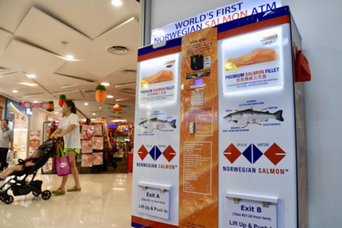 Singapore ra mắt cây ATM rút được... cá hồi, 2 lạng hết một trăm rưởi - Ảnh 1.