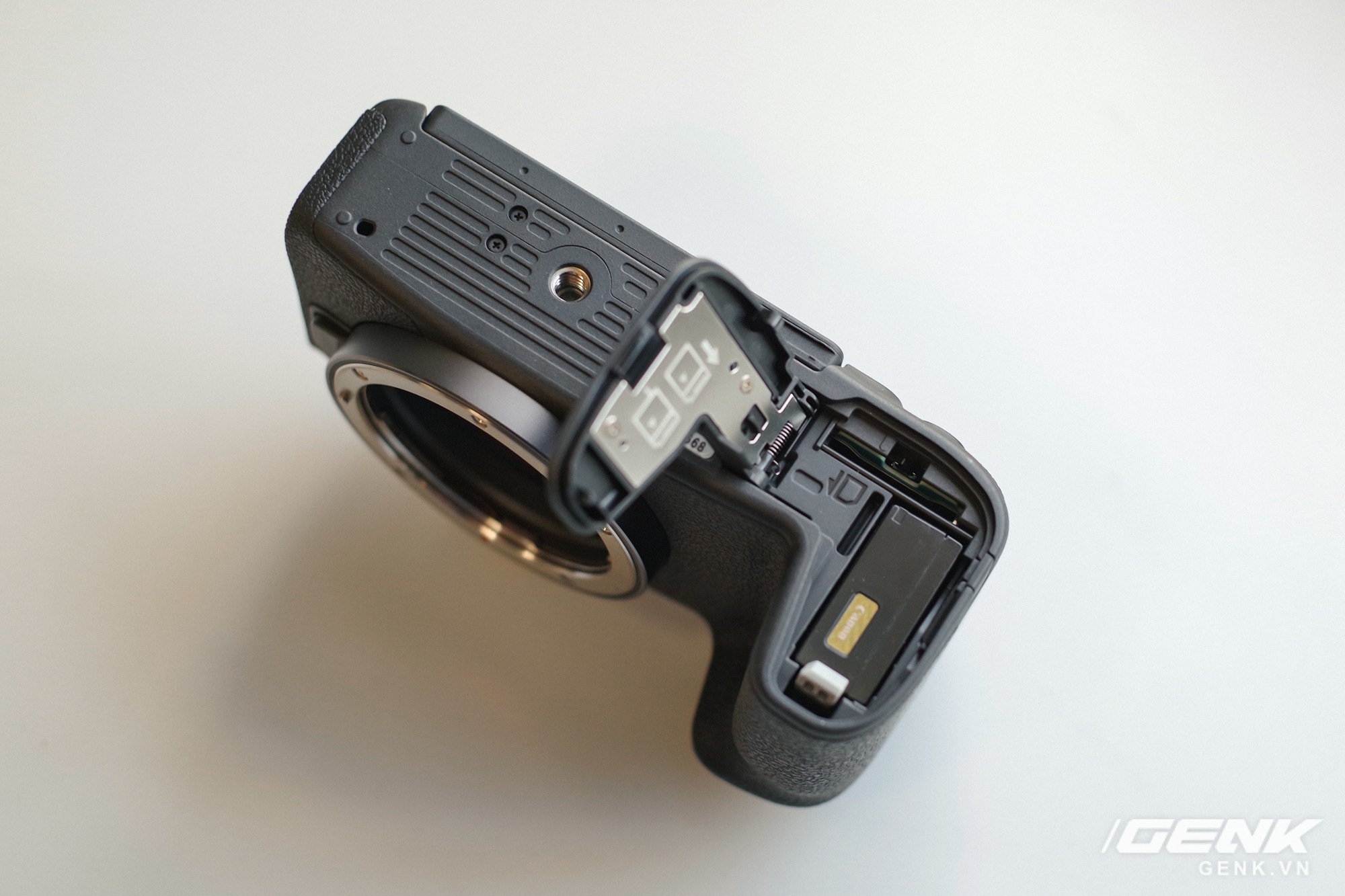 Canon chính thức ra mắt EOS RP: cảm biến full-frame, kích thước nhỏ gọn, giá 38 triệu đồng - Ảnh 18. Canon chính thức ra mắt EOS RP: cảm biến full-frame, kích thước nhỏ gọn, giá 38 triệu đồng - Ảnh 18.
