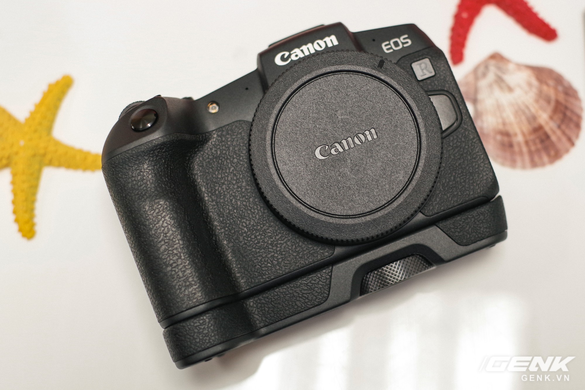 Canon chính thức ra mắt EOS RP: cảm biến full-frame, kích thước nhỏ gọn, giá 38 triệu đồng - Ảnh 4. Canon chính thức ra mắt EOS RP: cảm biến full-frame, kích thước nhỏ gọn, giá 38 triệu đồng - Ảnh 4.