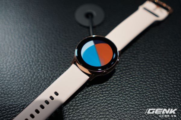 Cận cảnh Galaxy Watch Active: Chiếc smartwatch có thiết kế tinh tế nhất của Samsung - Ảnh 1.