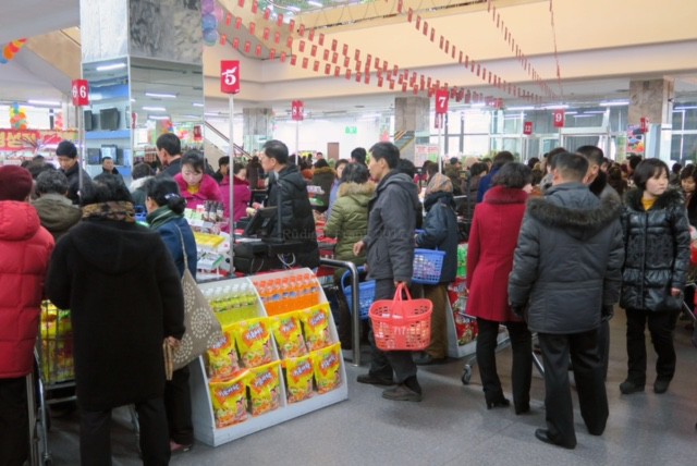 Có gì trong siêu thị đầu tiên ở thủ đô Bình Nhưỡng của Triều Tiên? - Ảnh 8.